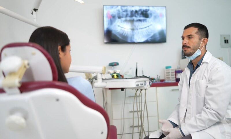 devojka razgovara sa stomatologom na pregledu