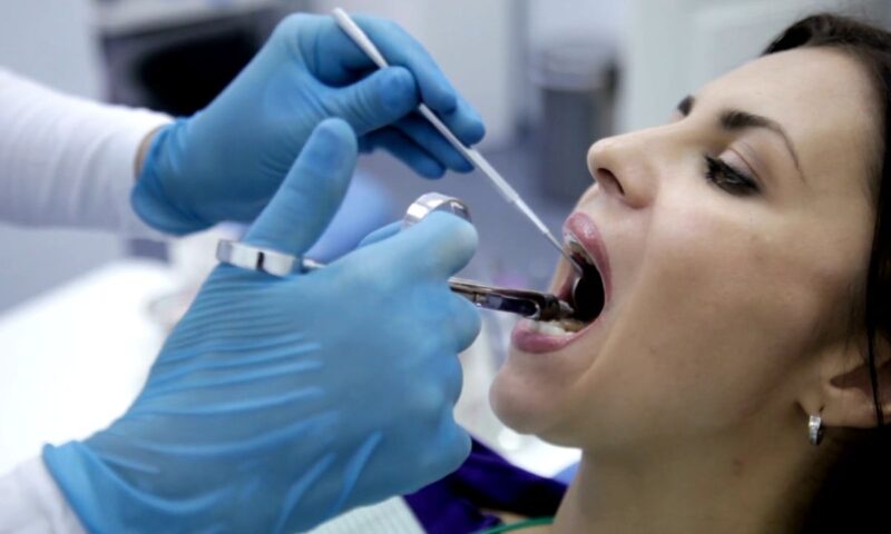 prikaz devojke kojoj stomatolog ubrizgava anesteziju