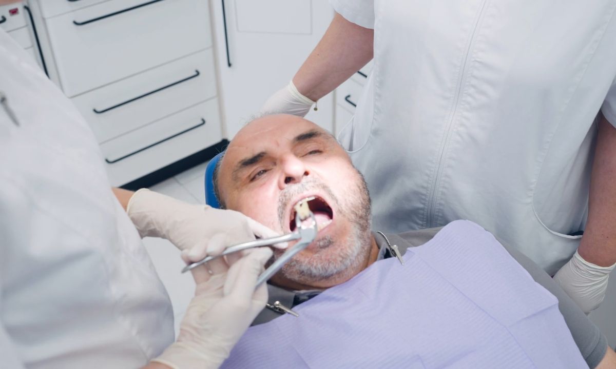 osoba kod stomatologa vadi umnjak